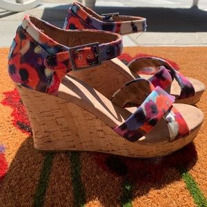Like New Toms Oahu Floral Wedge